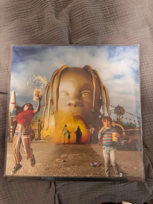 Astroworld vinyl album - Säljer ett Astroworld vinylalbum med ikoniskt färgstarkt omslag och detaljerad baksida med låtlista. Perfekt för dig som gillar Travis Scott och vill ha en snygg samlarpryl till din musikhylla.