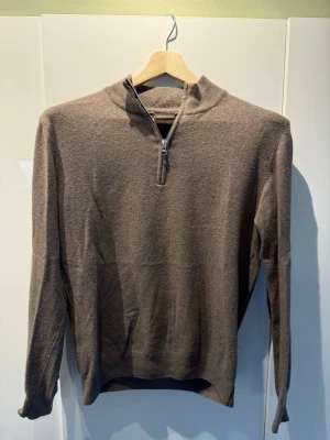 Oscar Jacobson Half Zip - Mörkbrige Half Zip i mycket bra skick. Perfekt över allt ifrån en skjorta till en t shirt och till både jeans och kostymbyxor!