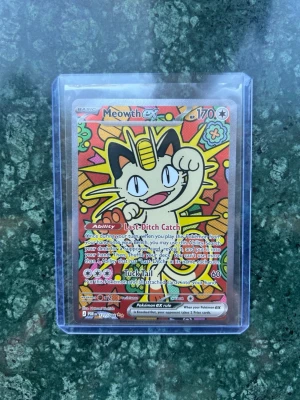 Meowth EX Pokémonkort - Säljer ett färgglatt Meowth EX Pokémonkort med 170 HP. Kortet har en cool illustration av Meowth med en bakgrund i orange, gult och rött. Kortet är inplastat i ett genomskinligt skyddsfodral och har specialeffekter och holografiska detaljer.