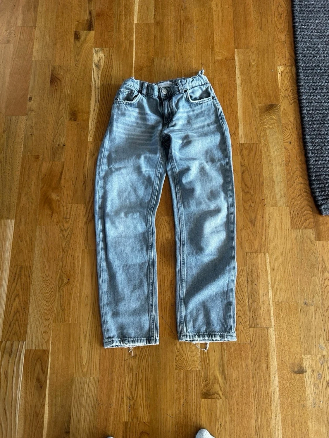 Ljusblå raka jeans med rå kant