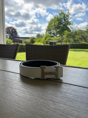 H-bälte vit - Säljet ett vitt H-bälte, storleken på bältet kvittar ganska myckey då jag skickar med en hålgörare i varje paket