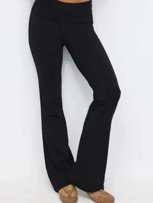 Svarta bootcut mjukisbyxor - Säljer ett par svarta mjukisbyxor med bootcut-modell och bred midjeresår. Byxorna är i mjukt och stretchigt material, perfekta för en avslappnad stil. Passar dig som gillar bekväma och trendiga byxor.
