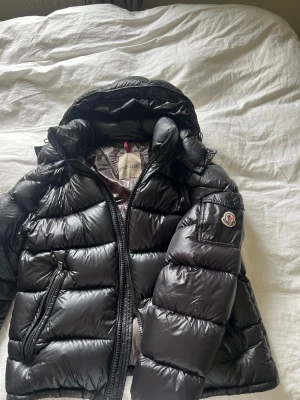 Svart dunjacka från Moncler - Snygg svart dunjacka från Moncler, stl 1 (S). Moncler märket på armen och qr kod går att scanna (NFC-Märke). Nypris 18000kr. Otroligt bra skick. Det är bara att skriva vid frågor och funderingar. Pris går att diskuteras vid snabb affär, vill bara bli av med den 