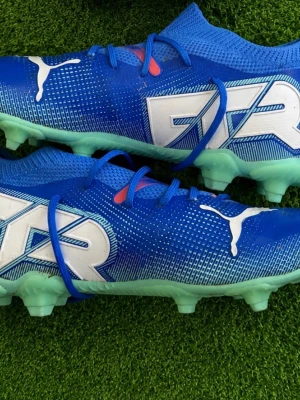 Blåa Puma fotbollsskor med dobbar - Snygga blåa fotbollsskor från puma