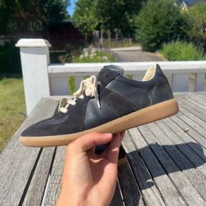 Maison margiel skor marinblå  - Maison margiela gats i toppskick. Skorna är använda som man ser men fortfarande i toppskick utan någon heeldrag eller skavank! 😃Box och äkthetsbevis tillkommer! Hör av dig vid frågor eller funderingar!🤝