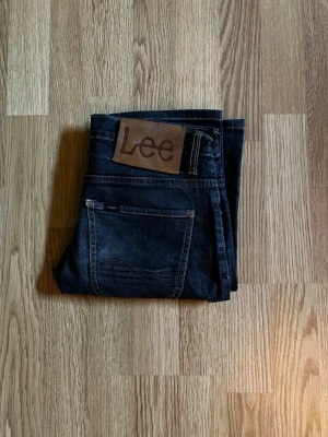Lee jeans - Säljer nu dessa Lee jeans med klassisk femficksdesign och raka ben. Byxorna är i bra skick med inga defekter, om du har frågor så är de bara att höra av dig 
