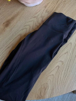 Clean Tights Relode, petite S - Clean tights från relode i längden Petite och storlek S. Säljes då de är lite för tighta runt median och jag ogillar den känslan. Jag är 158cm för referens. Använd ett cirka 4 gånger och loggan är kvar i sin helhet. Knäpartiet är lite nopprigt, men inget som syns när tightsen är på. Nypris 749kr