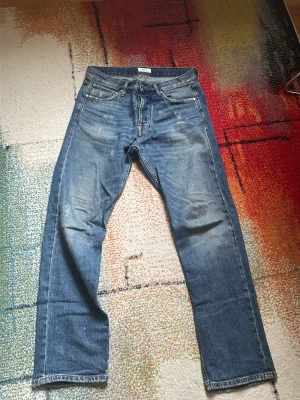 Blå raka jeans med fem fickor - 102 cm längd. 42cm midja. 19,5cm benöppning