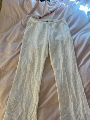 Vita broderade linnebyxor Divided H&M - Vita linnebyxor från h&m med jättefint ”mönster” i tyget🩷 säljer då de tyvärr blivit försmå från förra sommaren