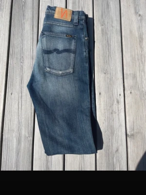 Blå jeans från Nudie Jeans - Säljer ett par klassiska blå jeans från Nudie Jeans med snygg tvätt. Skick 9/10 nypris 1299kr säljs 399kr. Vid minsta fundering bara att höra av sig! 