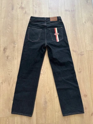 Corteiz jeans - Säljer ett par Corteizjeans med rak passform och hög midja. Jeansen har två bakfickor, varav en med en röd och vit rand samt en broderad logga. Klassisk femficksmodell i kraftigt denimtyg. De är endast provade en gång. 