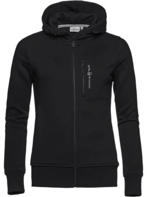 Svart hoodie från Sail Racing - Svart hoodie med dragkedja från Sail Racing. Modellen har huva med dragsko, ribbade muddar och en bröstficka med dragkedja och logga. Perfekt för en avslappnad och sportig stil.