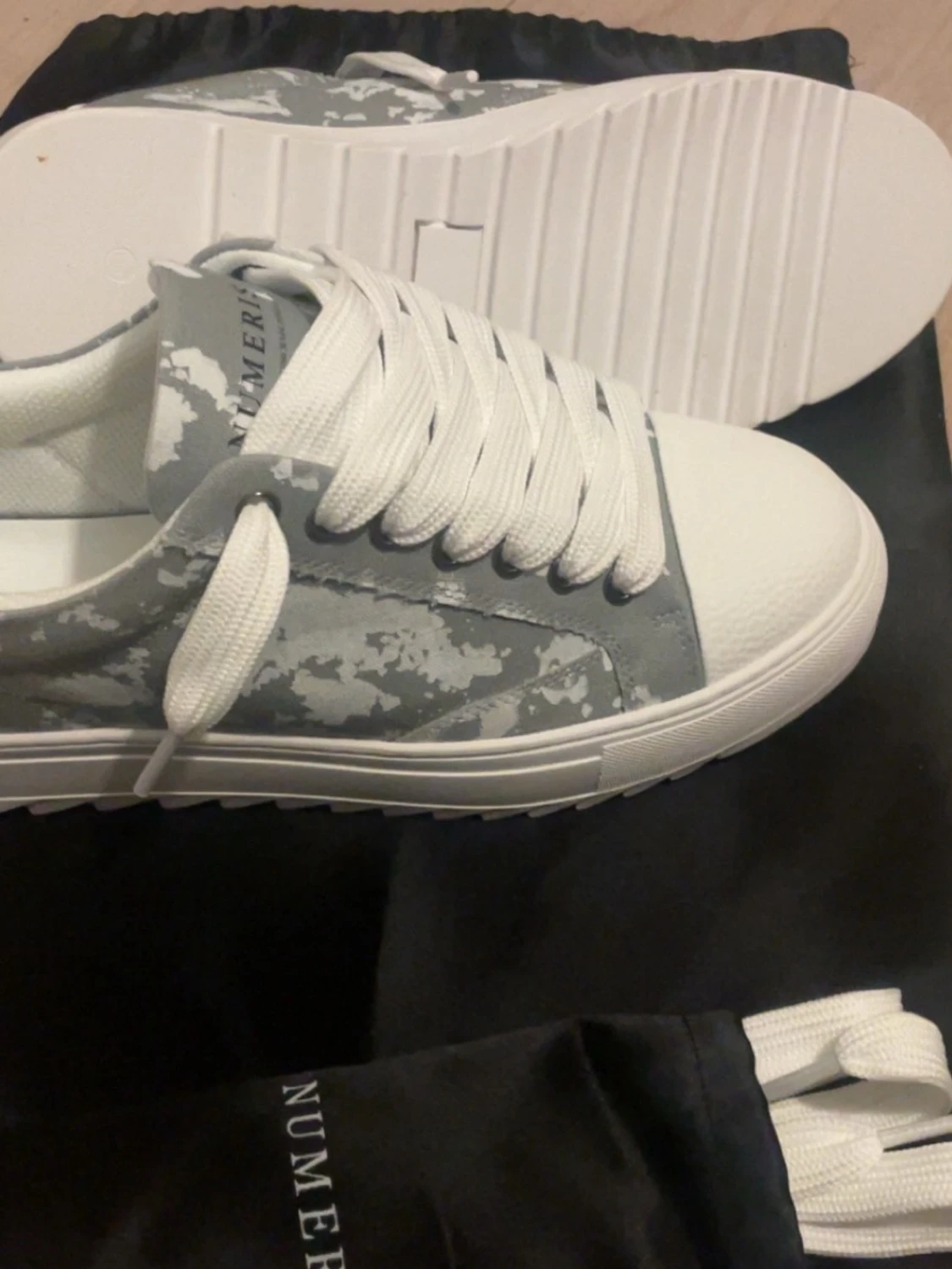 Vita och grå sneakers från Numeris - 1