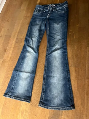 Jeans - Bootcut jeans från Gina Tricot i storlek 152.                         Bra skick.