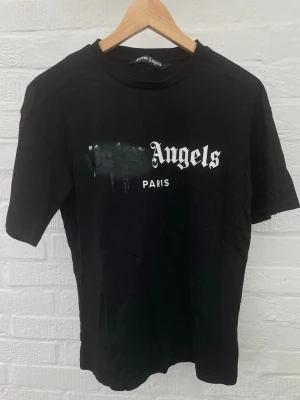 Palm angels t shirt  - Inga fläckar eller liknande i jättefint skick. Har du frågor är det bara att skirca
