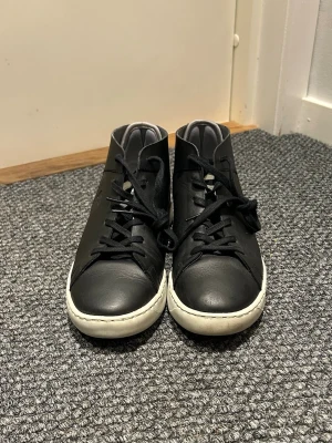 Svara Lacoste skor  - Säljer dessa svara skorna från Lacoste i skinn material. De är i bra skick eftersom de endast använts fåtal gånger. Inga defekter förkommer men se bild 5 för undersidan. Passar bra till vardags och fest, tål regn. Hör av er för frågor/bilder 💓