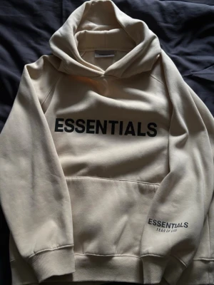 Essentials hoodie - använd typ 1 gång, som ny. stor i storleken. skriv för flera bilder eller frågor💕