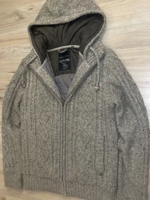 Fodrad stickad cardigan - Väldigt snygg grå fodrad sticksd cardigan med fint mönster. Passar perfekt till kallare väder. Priset kan såklart diskuteras!