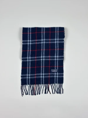 Burberry Classic Scarf - Burberry Classic Scarf | Modell: Classic Scarf | Skick: Fint | Nypris: 4599 kr | Storlek: No Size | Hör av dig vid minsta fundering 📦