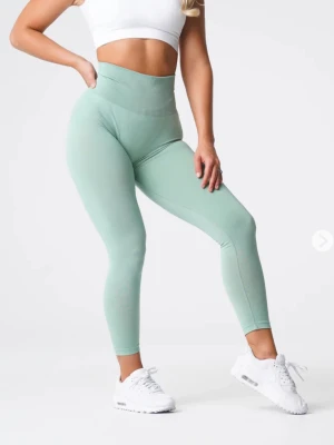 Mintgröna seamless leggings - Snygga mintgröna seamless leggings med hög midja och tight passform. Tillverkade i stretchigt material som formar sig efter kroppen och ger en sportig look. Perfekta för träning eller chill💞