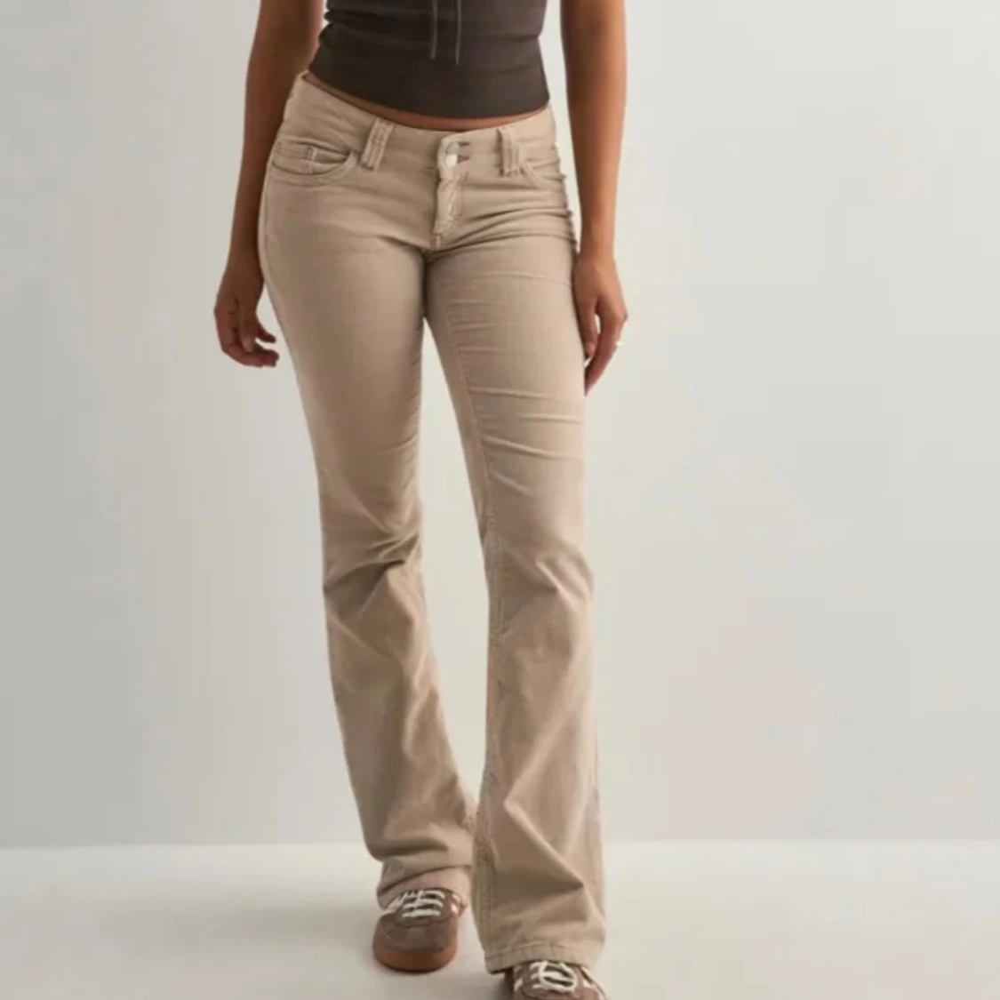 Beiga bootcut manchesterbyxor från Nelly - 2