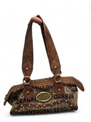 Dolce & Gabbana väska  - Dolce gabbana vintage 2000s väska  med guld detaljer. Dragkedjan är lite trög och det finns små defekter vid handtaget etc men annars gott skick. 🤍 