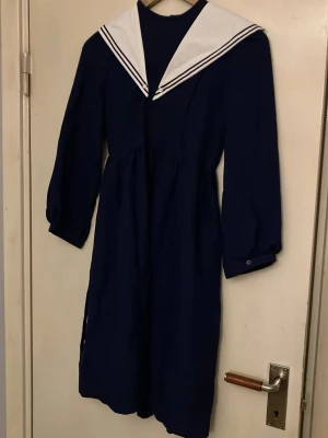 Klänning - Superfin men passade inte. Finns slitage och små fläckar på vissa ställen, syns inte tydligt däremot. Ganska skrynklig. Köptes för 500 spänn i sämre skick men behöver bli av med den!