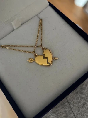 Maria Nilsdotter ”You and Me” Necklace inspired - Aldrig använda, 18K guldpläterade och tillverkade i rostfritt stål. Kedjornas längd är  40+5 cm och nickelfria. Om du har fler frågor, tveka inte att höra av dig 🤗