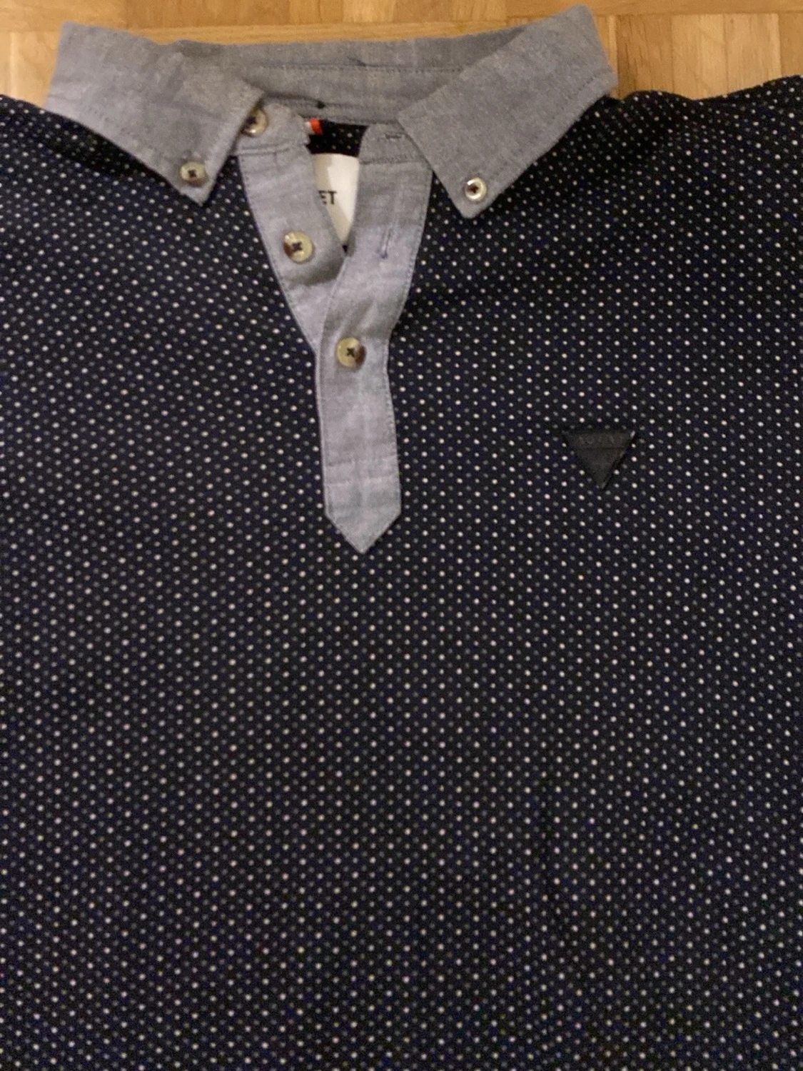 Mörkblå prickig t-shirt med krage - 1