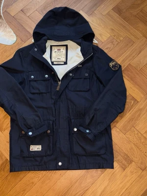 Morris field jacka - Lite schystare Morris field jacka som är perfekt nu till våren och sommaren. Jackan är i fint skick och har endast mindre defekter. Vid frågor är det bara att höra av sig och priset kanske kan gå att diskutera!