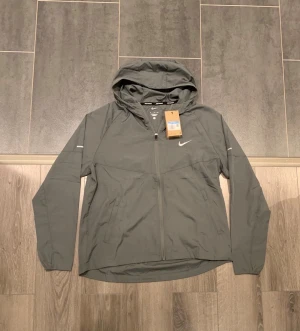 Nike Miler Windbreaker  - Tjena, säljer denna tvär snygga och helt nya Nike Miler i storlek M men den passar som S. Passar perfekt till allt. Skriv gärna vid intresse! 