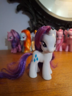 My Little Pony Rarity - Söt rarity med den originella 'headmold' från 2010. Perfekt kondition med mycket fint hår som är rengjort.
