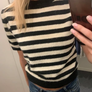 Stickad T-shirt  - Snygg stickad T-shirt. Använd max 5 gånger!! Storlek XS men passar mig som brukar ha S💘💘