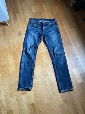 Mörkblå raka Nudie Jeans - Säljer dessa Nudie Jeans modell Gritty Jackson i storlek 31/34. Mycket bra skick. Hör av er vid funderingar!