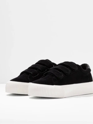 Svarta sneakers med kardborreband - Svarta sneakers från Even&Odd med kardborreband och vit sula. Ovandelen är i manchestertyg. Använts några gånger men utöver att de är lite smutsiga på de vita så är de i superbra skick!