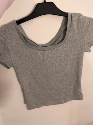 U ringad t shirt - Jätte skönt material, u ringad t shirt från shein sitter jätte bra storlek s passar även xs mycket bra skick