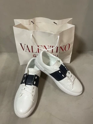 Valentino Garavani vita/blåa - Säljer dessa snygga Valentino Garavani🔥Säljer dessa pga att dom inte passar mig, har används ett fåtal gånger och är i ett mycket fint skick✅Storlek 43👍. Skriv vid minsta fundering o priset går att diskuteras!✅🤝+påse ingår!