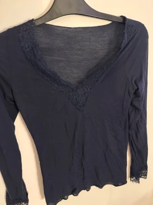 Intimissimi tröja - Jätte fin mörkblå tröja från intimissimi har några små hål i armen men inget som syns när man har på sig den. Storlek s