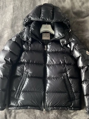Moncler Maya  - Hej! Säljer nu min trogna tjänare, som har varit med mig i drygt 3år nu, jackan har blivit noga omhändertagen så ser fortfarande väldigt fin och ny ut. Jackan är en moncler Maya i storlek 2 som motsvarar S/M. 