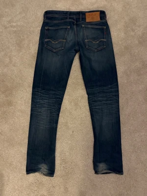 Replay grover straight jeans - Säljer ett par riktigt feta Replay Grover Jeans i en mycket snygg och ovanlig wash. Sitter riktigt bra och snyggt. Storlek: 29/32