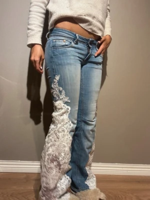 Jeans - Hand sydda jeans, rekommenderar att tvättas i handtvätt💕 Storlek: 24/30, Midjemått 60cm, Innerbenslängd 75cm