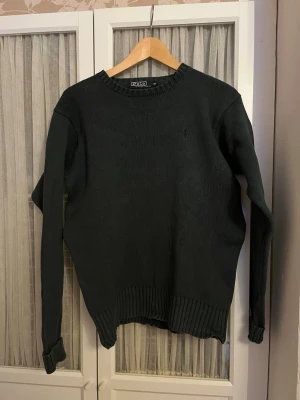 Mörkgrön stickad tröja från Polo - FEJK! Den är fejk därav priset finns inte så mycket mer att säga, grön bra skick, nästan aldrig använd 