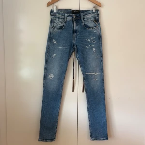 Replay Jeans  - Hej säljer nu ett par blåa Replay jeans, skick 8/10, storlek 28/32. Hör av dig vid flera frågor eller flera bilder✅