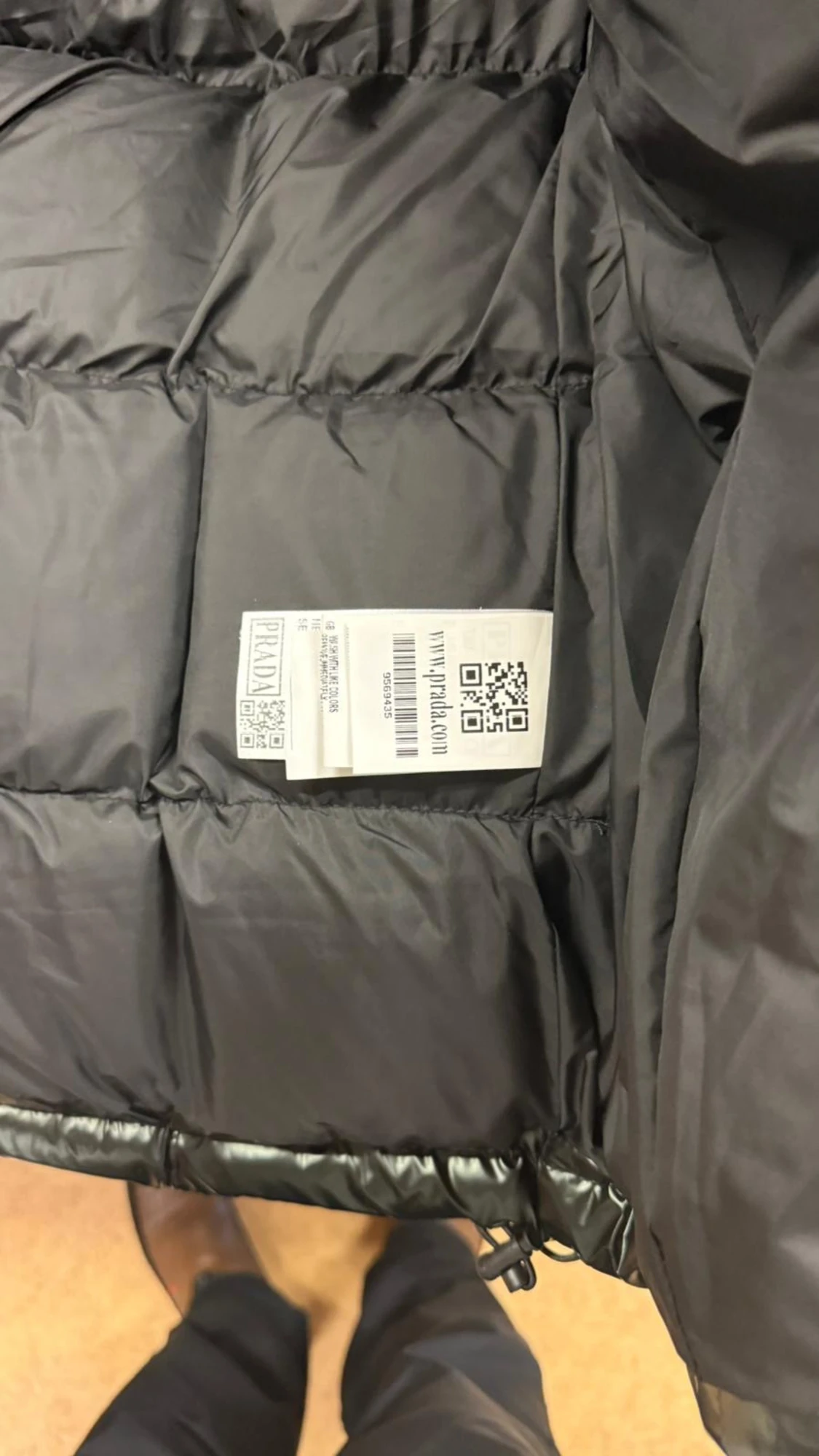 Svart glansig dunjacka från Prada - 3