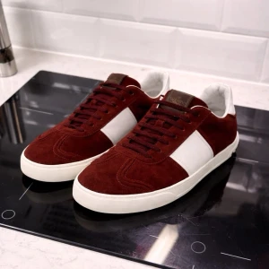 Valentino Flycrew  - Säljer ett par extremt ovanliga Valentino flycrews i färgen vinröd! Alla nitar är kvar och skicket är i absoluta toppskick. Storlek 45. Skick 8,5/10. Hör av dig om du har frågor eller funderingar!😊