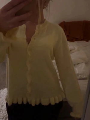 Gul volangkofta från JDY - Söt ljusgul kofta från JDY superfin!!! Liten i storleken så skulle säga att den passar en s-m💕