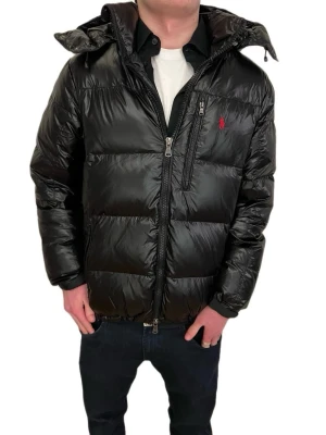 Polo Ralph lauren jacka - En ny jacka kostar 6000 kr, våran jacka, använd 2 gånger, inga skador och utan lappar, vårt pris 1399 kr🤝Nästan ny svart glansig polo jacka i storlek S. 