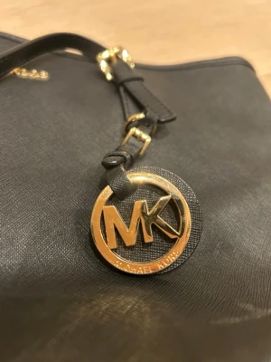  Michael kors handväska  - Säljer denna as snygga handväskan ifrån Michael kors den är som ny då jag har använt den ca 1 gång. Skriv om ni vill ha mer bilder eller om de är något annat ni undrar💕pris kan diskuteras. Nypris 1500kr