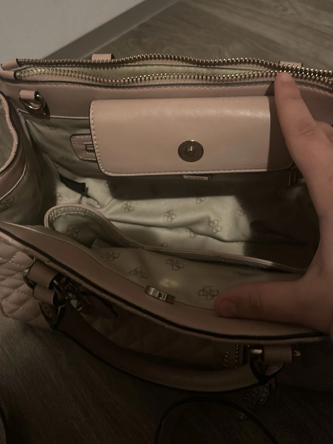 Ljusrosa quiltad handväska Guess - 2