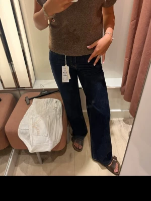 Low wide jeans - Super snygga ”low wide jeans” från Gina tricot. Skulle mer uppskatta att de är midwaist men en smaksaks